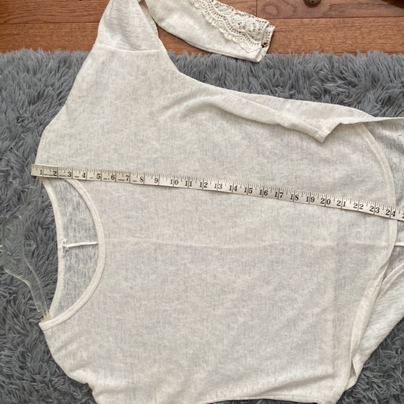 Cute top w/embroidered sleeves - Picture 8 of 9